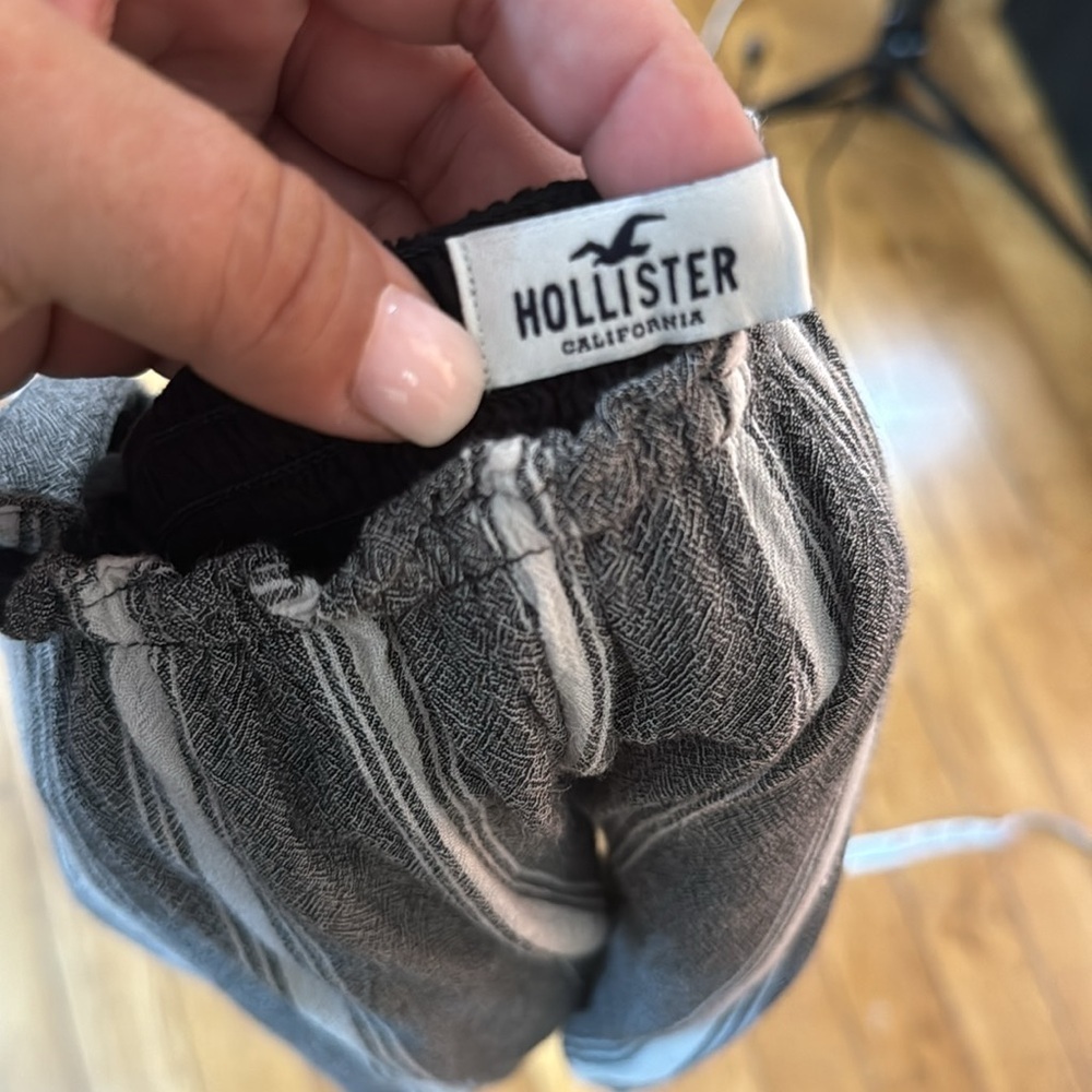 Hollister Grey and White Multi Ultra Crop Top.  Sz M - Picture 8 of 8